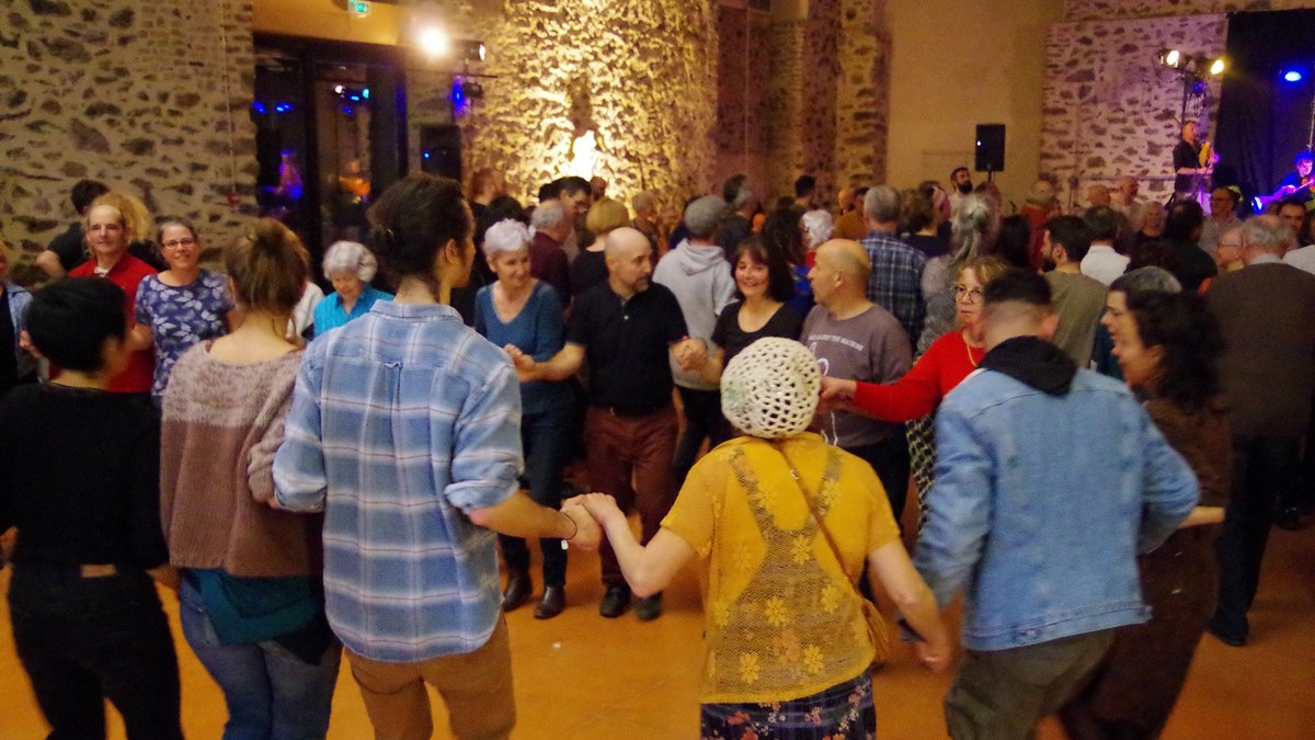 Bal traditionnel en cercle
