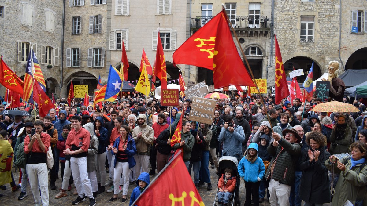Rassemblement occitan, drapeaux dans le centre ancien